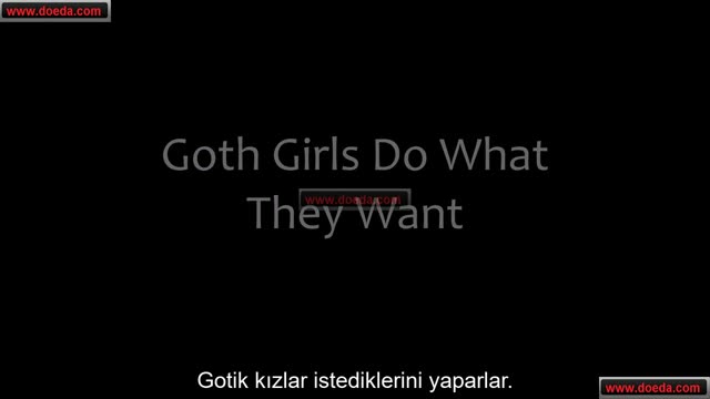 Ezik uvey kardesi ayagini yalamak icin para verince baska gotik kizlar getirdi