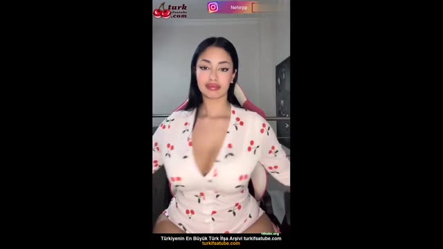 Nehirpp İfşa Videosu · Cicekli Elbise İle Dekolte Dokuyor