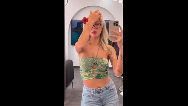 Seyda Nur Tunc İfşa Videosu · Dövmeli Kolla Yesil Askili Şort Pozu